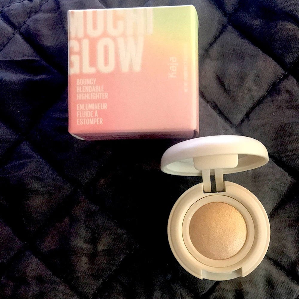 Kaja Beauty sample sz Mochi glow blendable highlighter. Color is “toy alien.”